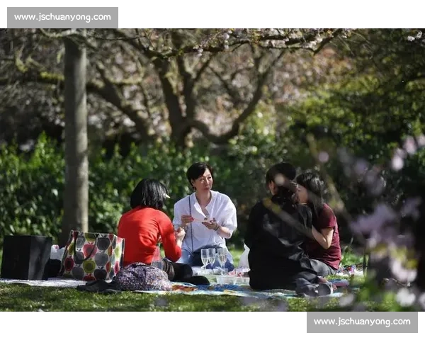 伦敦街头的冠军舞步!凯莉激情热舞点燃英格兰女足卫冕狂欢 伦敦街头的冠军舞步!凯莉激情热舞点燃英格兰女足卫冕狂欢